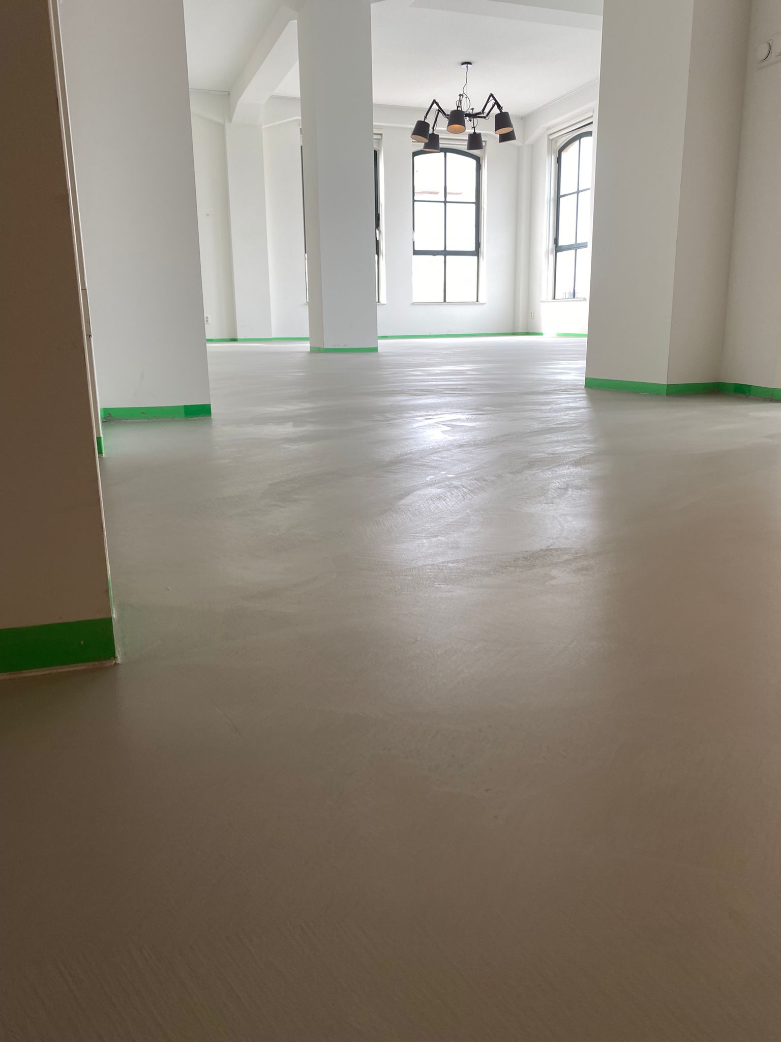 Lege loft met kolommen en een grijze naadloze vloer